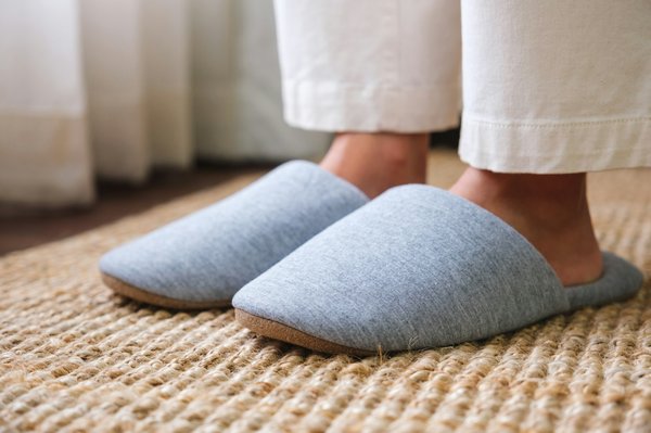 Chaussons orthopédiques femme : alliez confort et style au quotidien